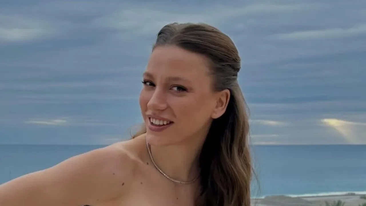 Serenay Sarıkaya’ya restoranda sürpriz not! Masasına gelen mesaj şaşırttı 