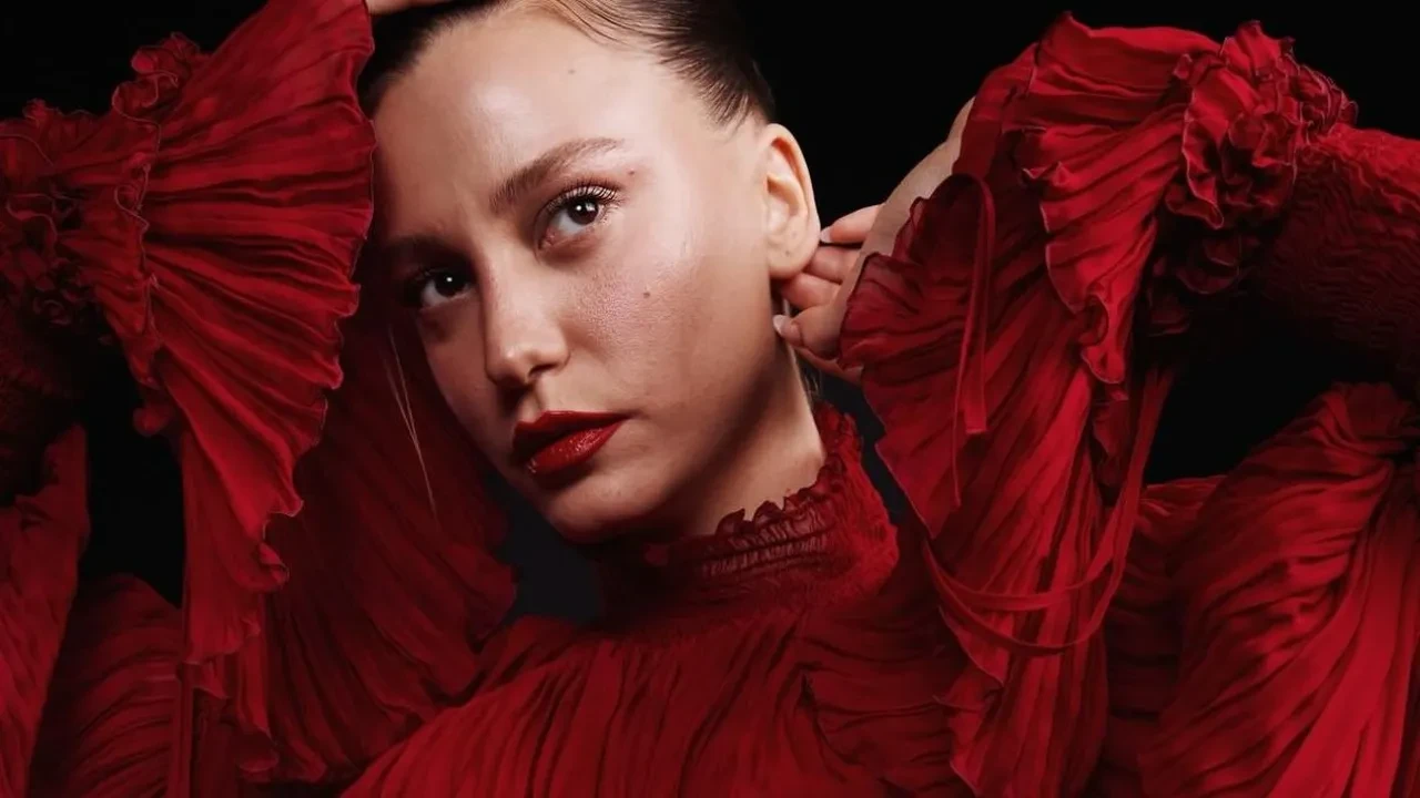 Serenay Sarıkaya’ya restoranda sürpriz not! Masasına gelen mesaj şaşırttı