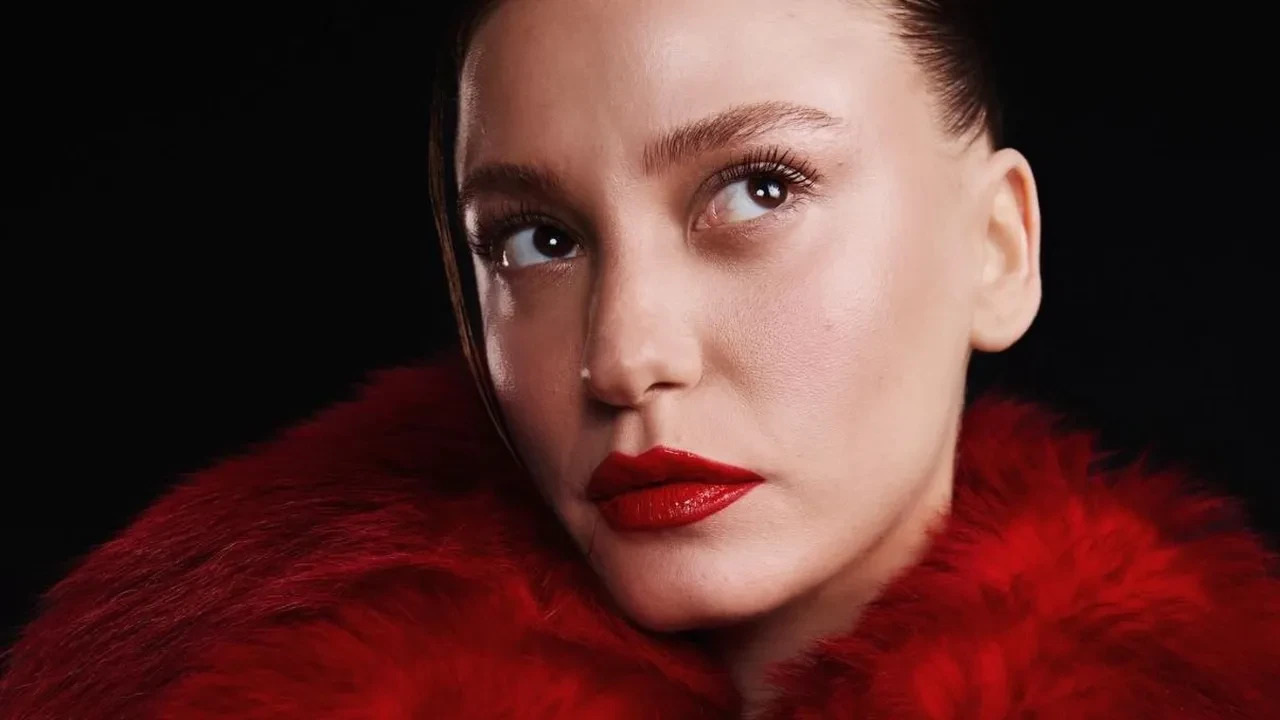 Serenay Sarıkaya’ya restoranda sürpriz not! Masasına gelen mesaj şaşırttı