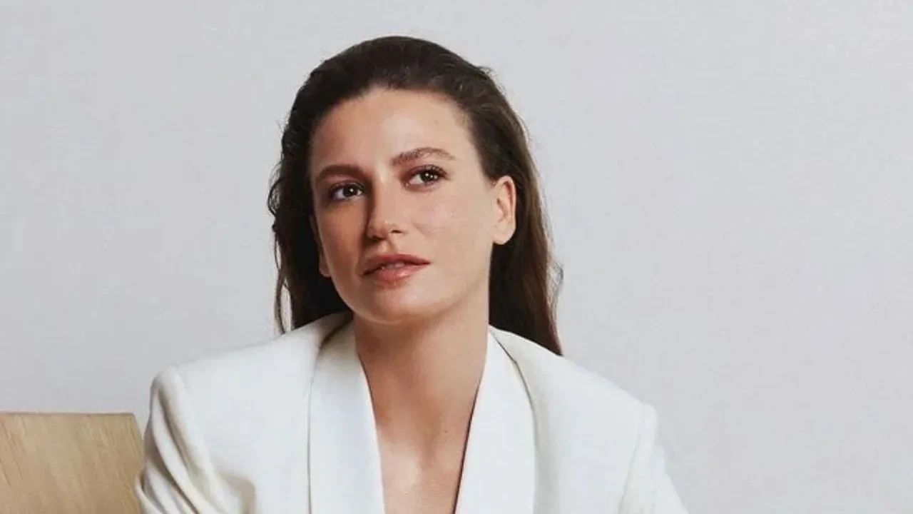 Serenay Sarıkaya’ya restoranda sürpriz not! Masasına gelen mesaj şaşırttı