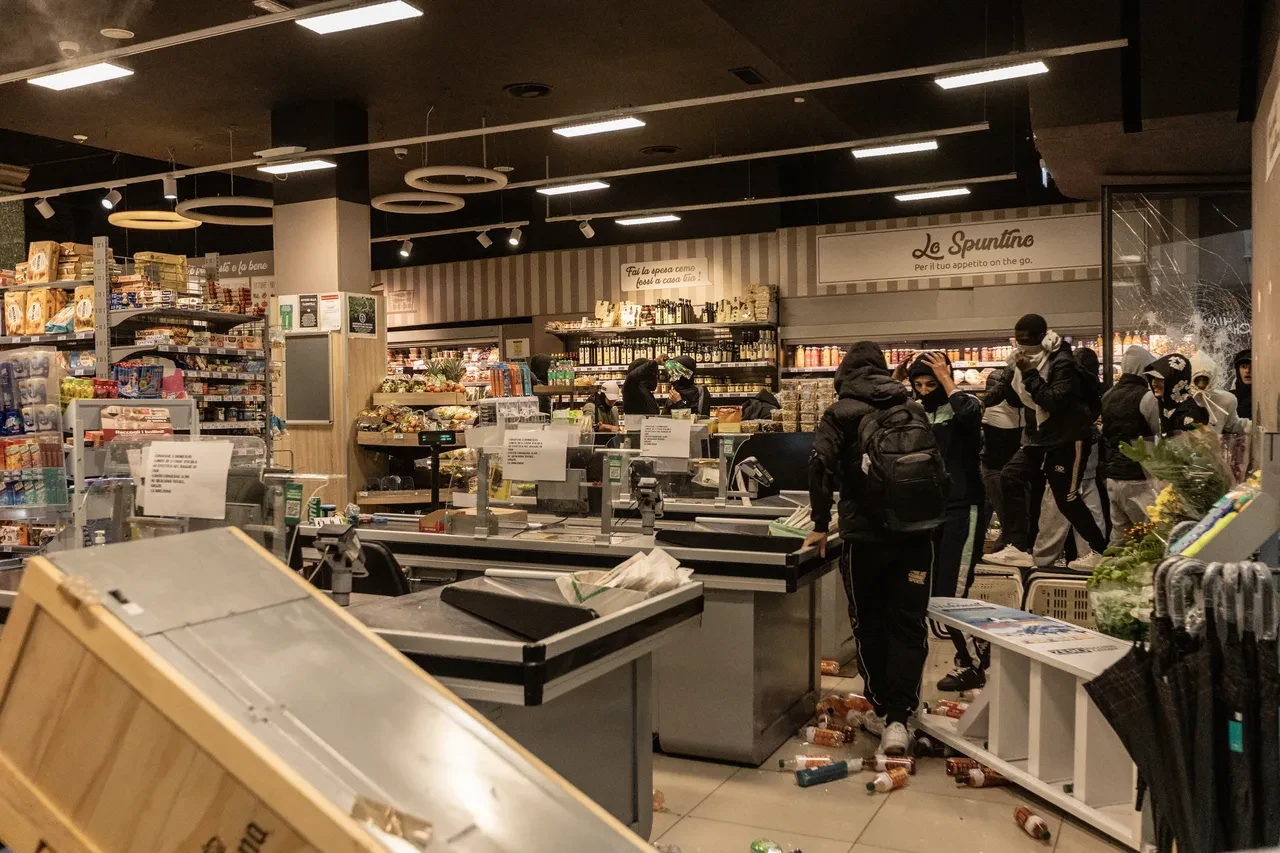 Şiddet olayları İtalya Milano'ya sıçradı! Bir adam yağmacıları tek başına bertaraf etti 