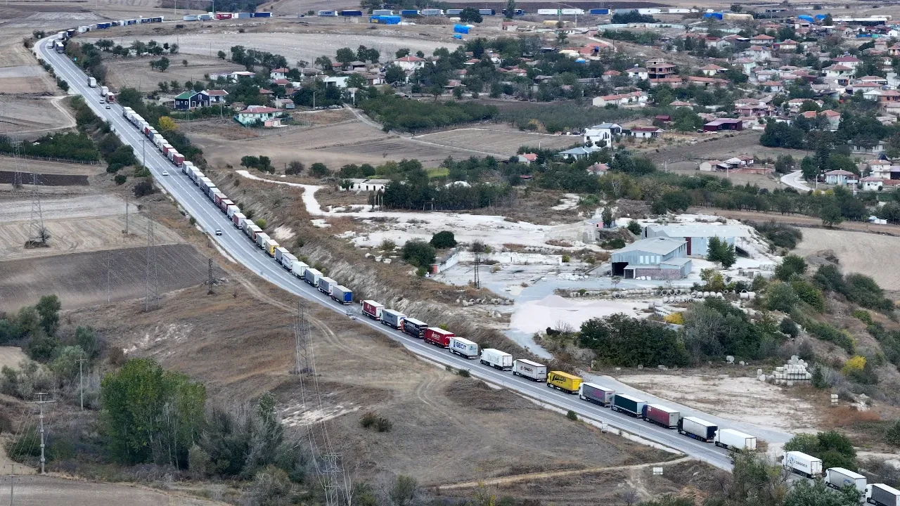 Sınırda 27 kilometrelik tır kuyruğu! Sürücüler isyan etti