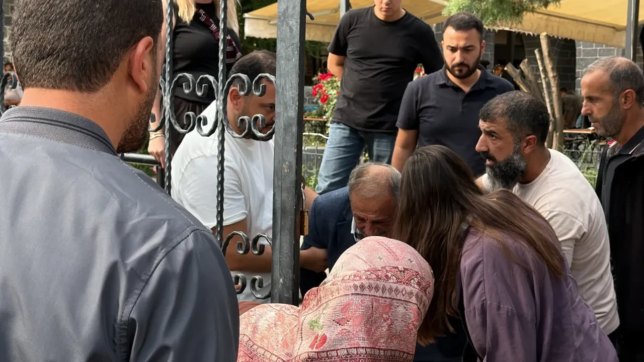 Tarihi kiliseyi gezerken nefessiz kaldı: Boğazına kuruyemiş kaçan vatandaş Heimlich manevrasıyla kurtarıldı
