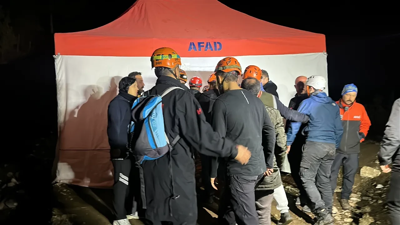 Yazılı Kanyon'da acı kaybın ardından 10 gönüllü kurtarıldı