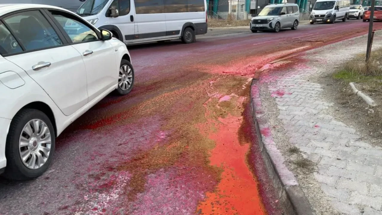 Afyonkarahisar'dan sonra şimdi de Tekirdağ'da ilginç görüntüler: Cadde kırmızıya büründü