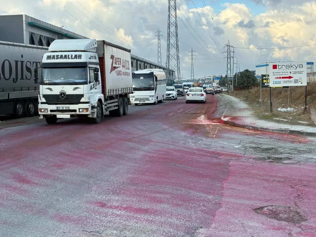 Afyonkarahisar'dan sonra şimdi de Tekirdağ'da ilginç görüntüler: Cadde kırmızıya büründü