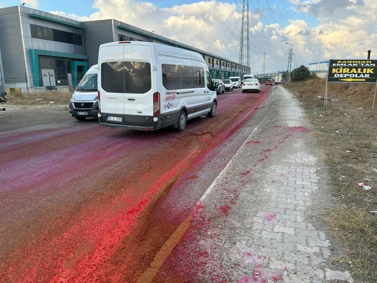 Afyonkarahisar'dan sonra şimdi de Tekirdağ'da ilginç görüntüler: Cadde kırmızıya büründü