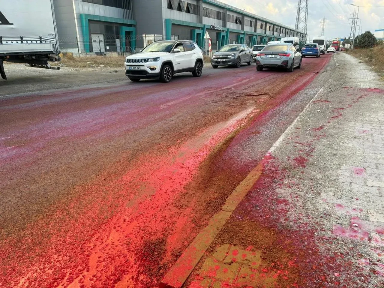 Afyonkarahisar'dan sonra şimdi de Tekirdağ'da ilginç görüntüler: Cadde kırmızıya büründü