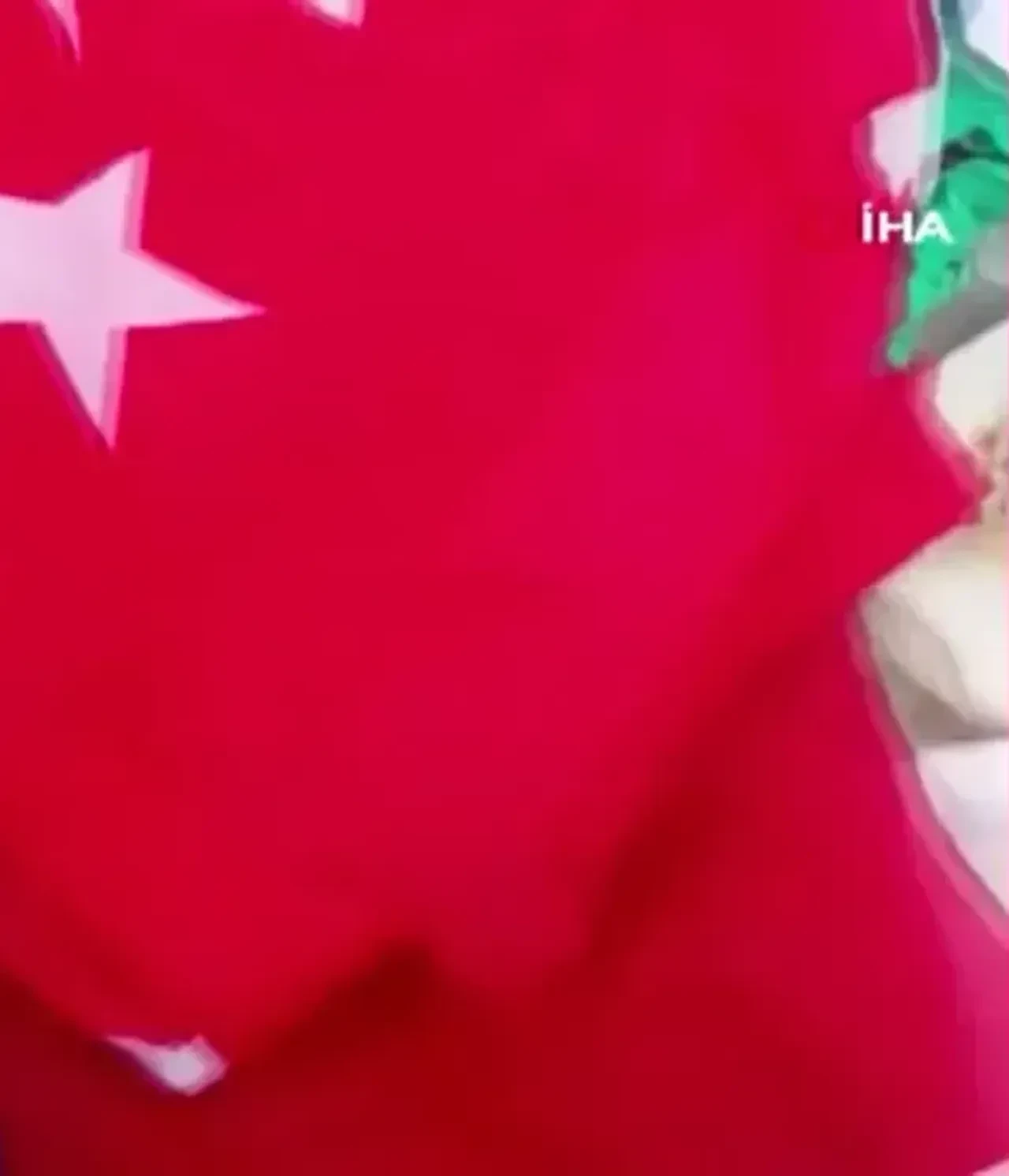 Çöpe atan da oydu, çeken de: Bayrak provokasyonu tutuklamayla bitti
