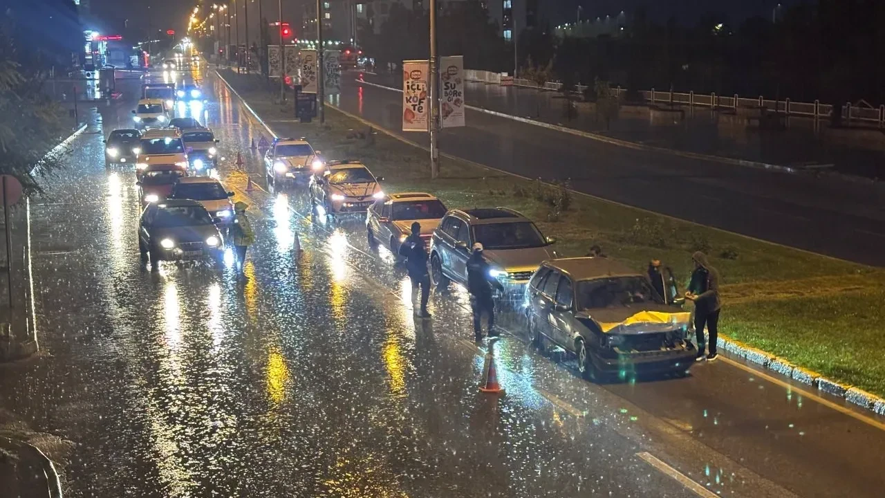 Erzincan'da sağanak yağış kaza getirdi: 5 araç birbirine girdi 