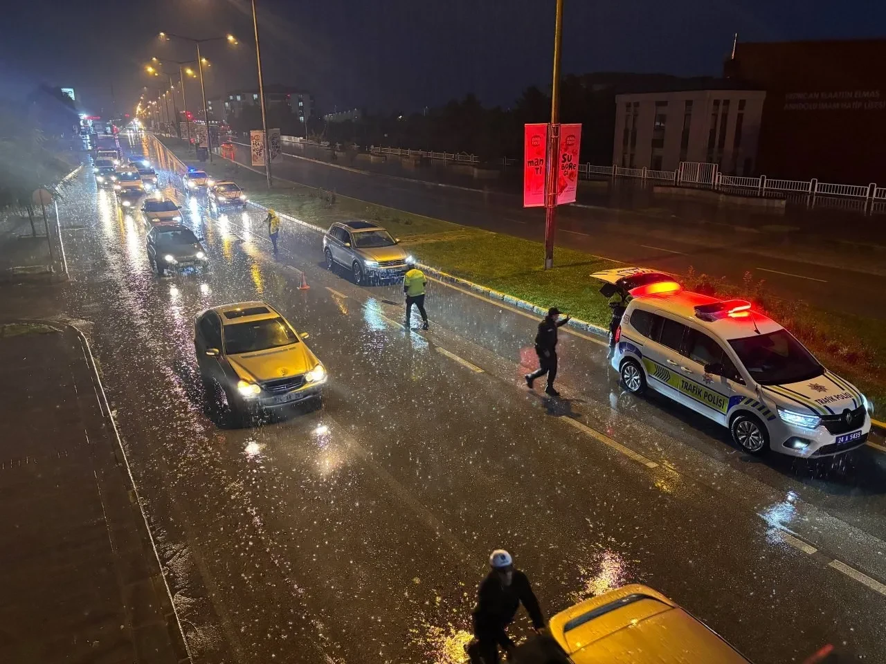 Erzincan'da sağanak yağış kaza getirdi: 5 araç birbirine girdi