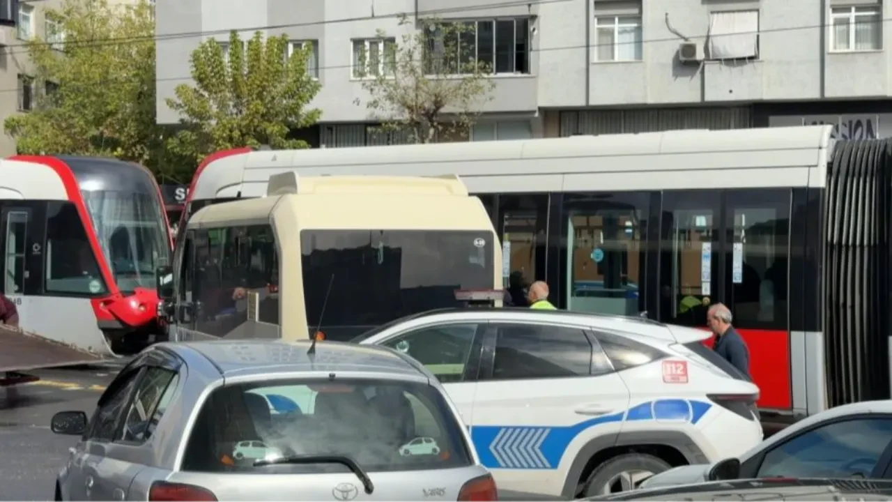 İstanbul'da tramvay minibüsle çarpıştı: Yaralılar var