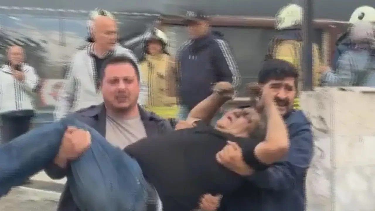 Kadıköy'de 8 katlı binada yangın! Mahsur kalanlar var