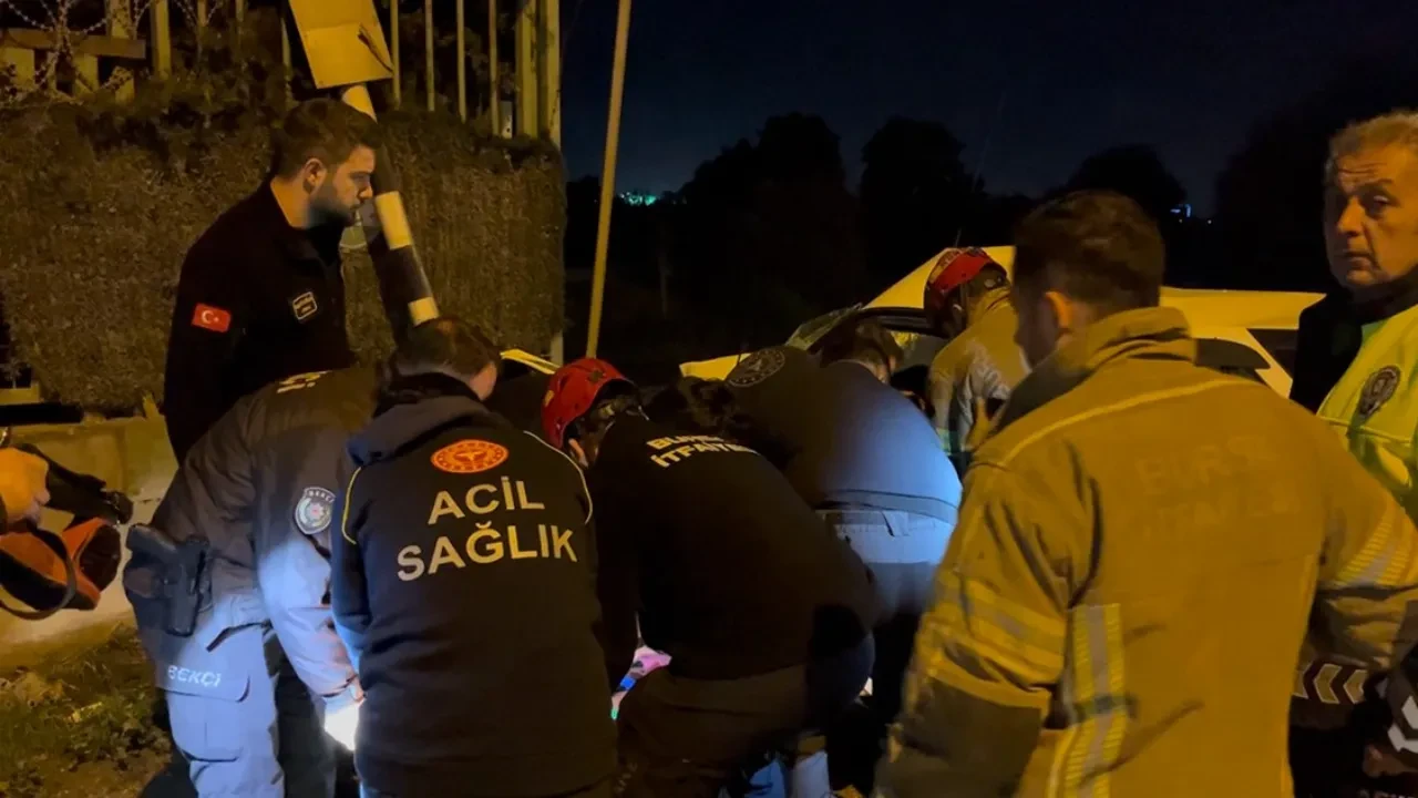 Kontrolden çıkan araç duvara çarptı, sürücü araçta sıkıştı: Dakikalar sonra böyle kurtarıldı