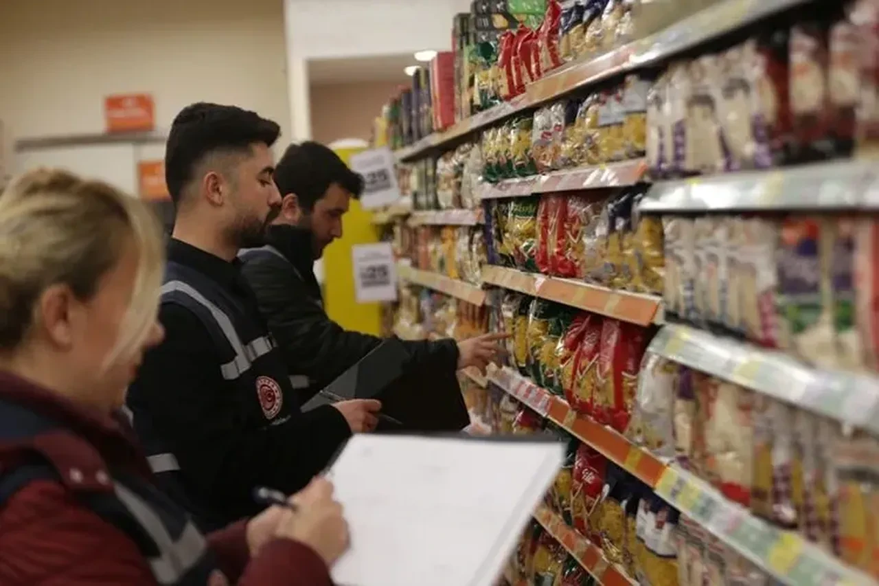 Marketlerdeki etiket oyununa darbe! Haksız fiyat artışı yapan işletmelere ceza yağdı