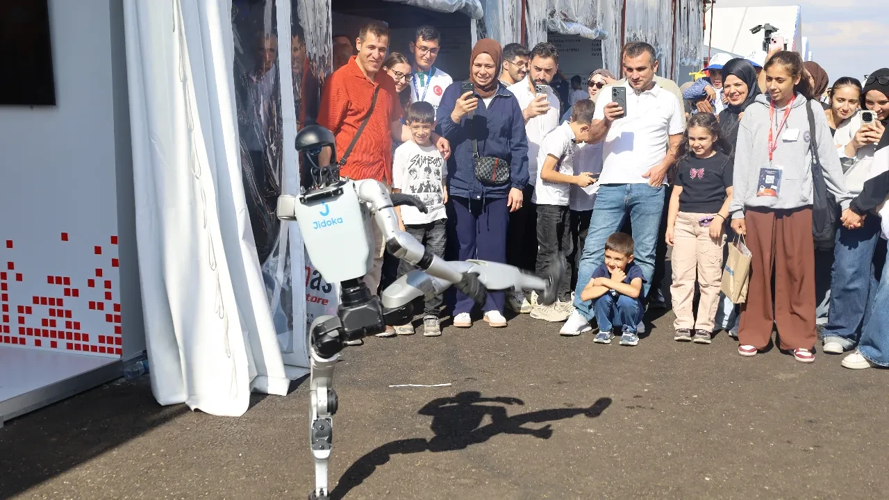 TEKNOFEST'te insansı robota yoğun ilgi: Halay çektirip, öptüler