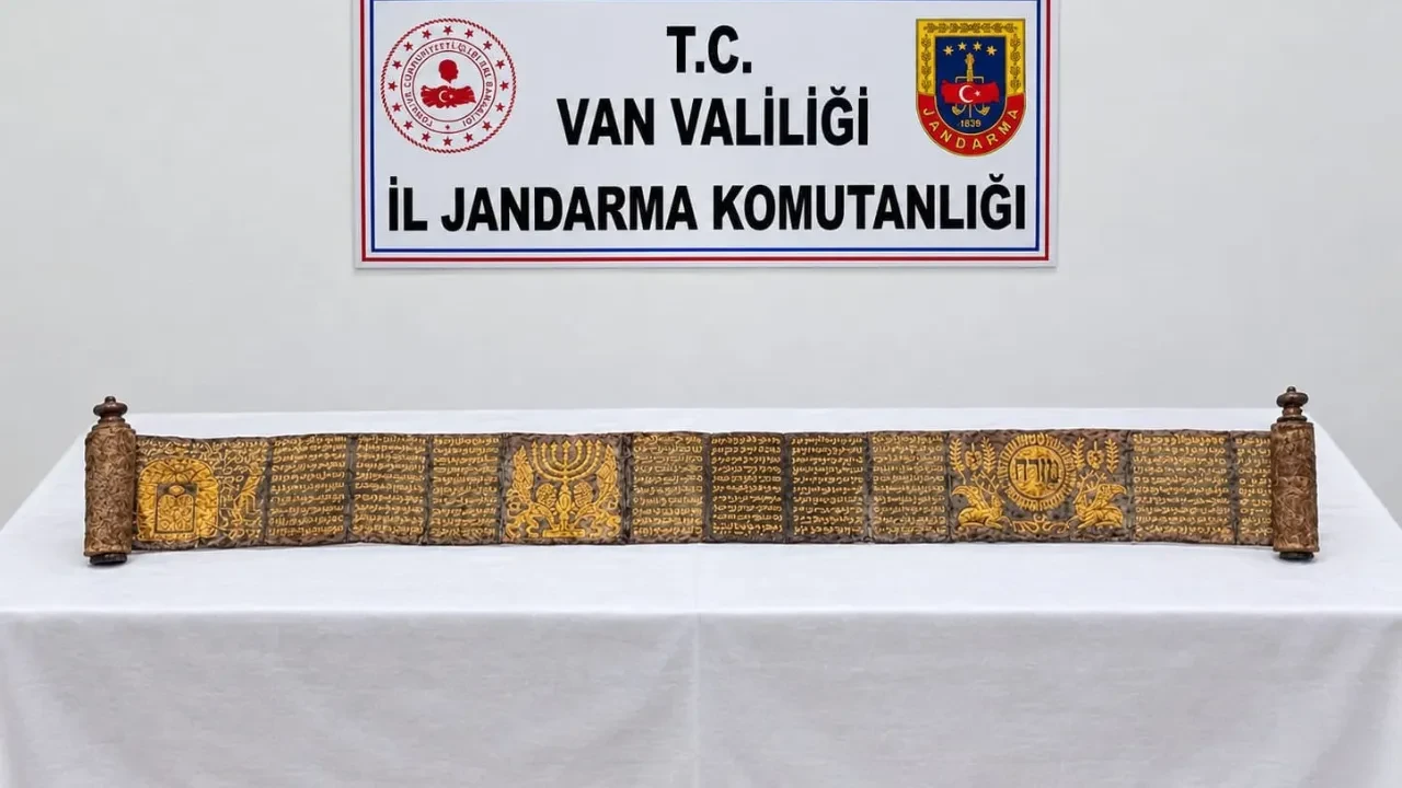 Van'da tarihi eser operasyonu: Altın yaldız işlemeli Tevrat ele geçirildi