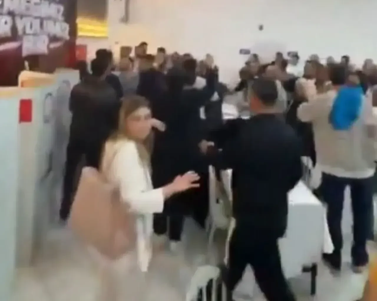 YENİ Partililer birbirine girdi: Kavga büyüdü, polis müdahale etmek zorunda kaldı