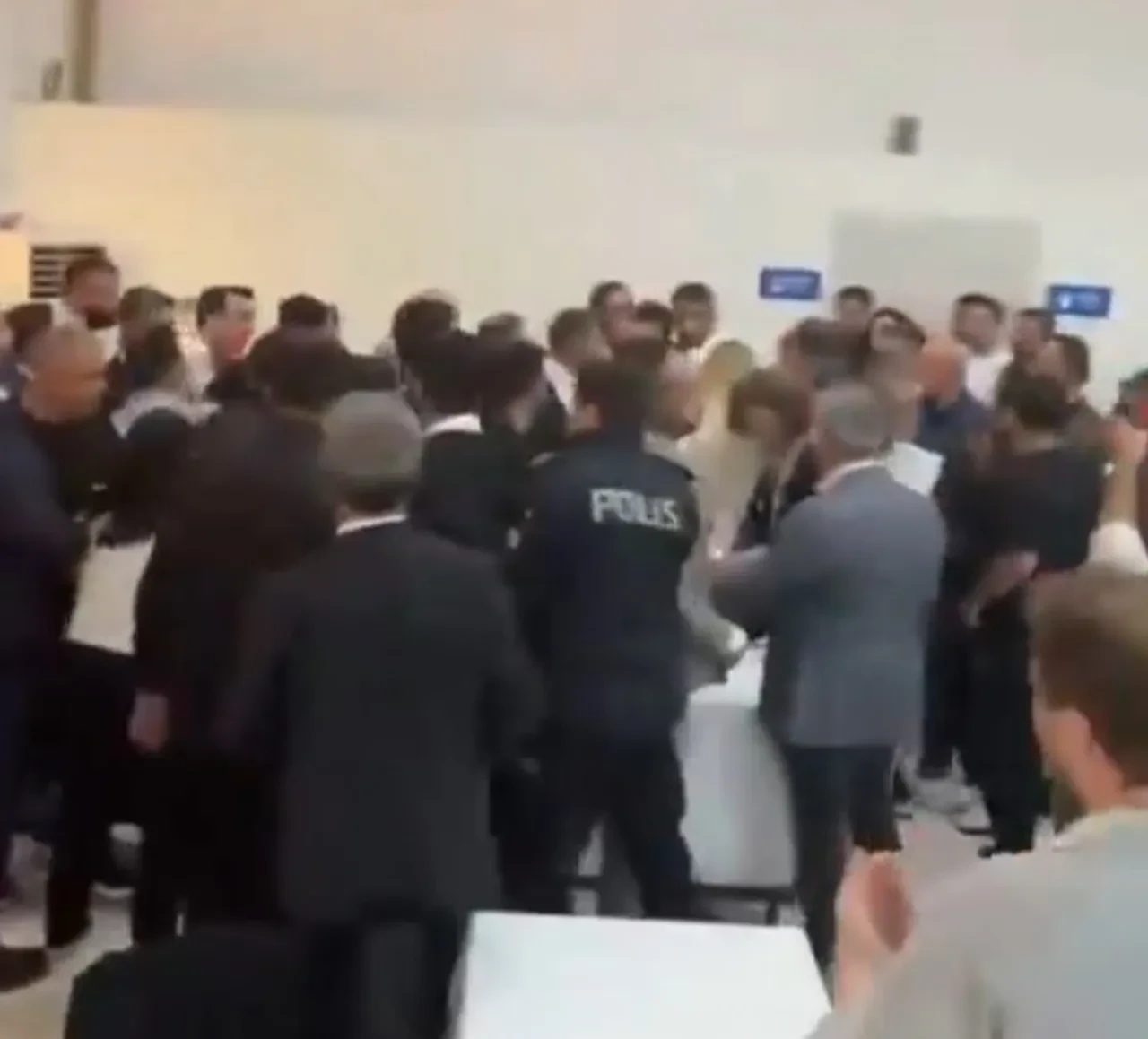 YENİ Partililer birbirine girdi: Kavga büyüdü, polis müdahale etmek zorunda kaldı