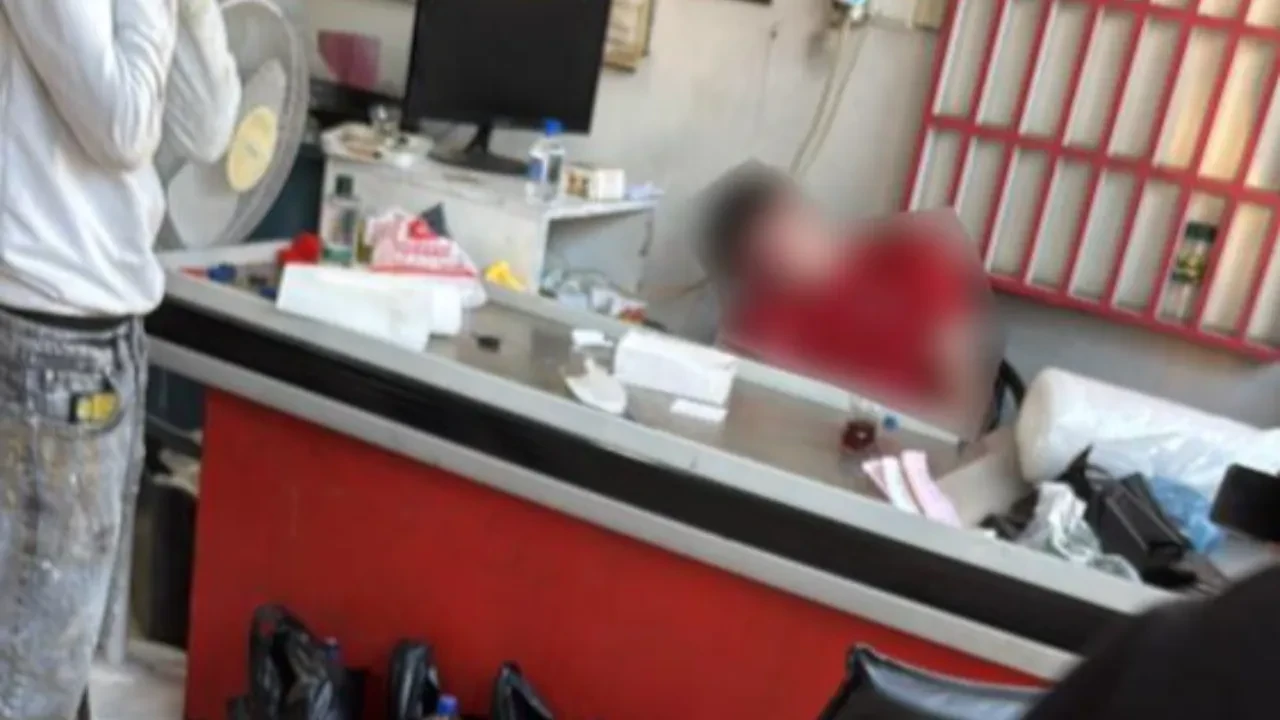Adana’da korkunç olay: Kasada oturan 16 yaşındaki çocuk başından vuruldu