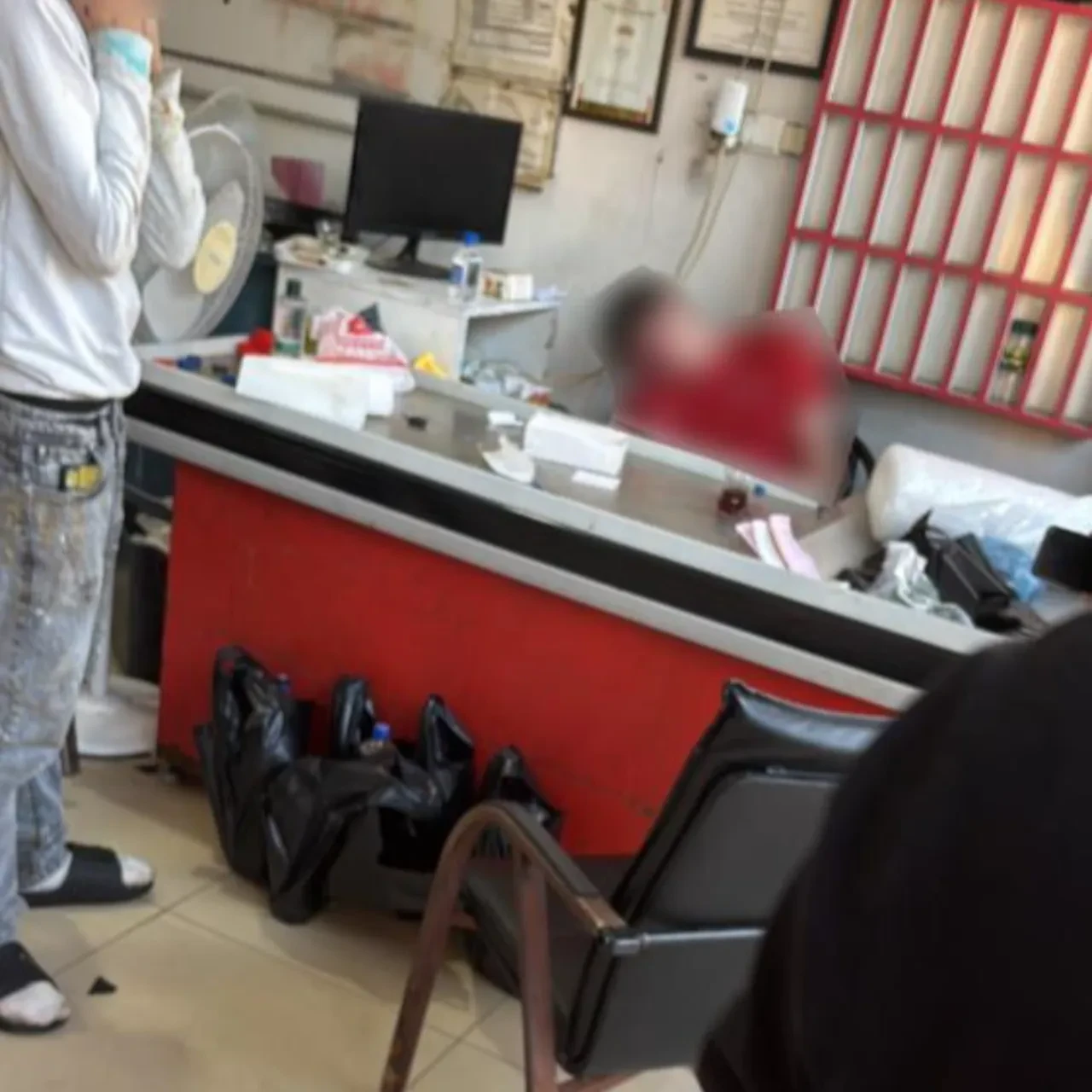 Adana’da korkunç olay: Kasada oturan 16 yaşındaki çocuk başından vuruldu