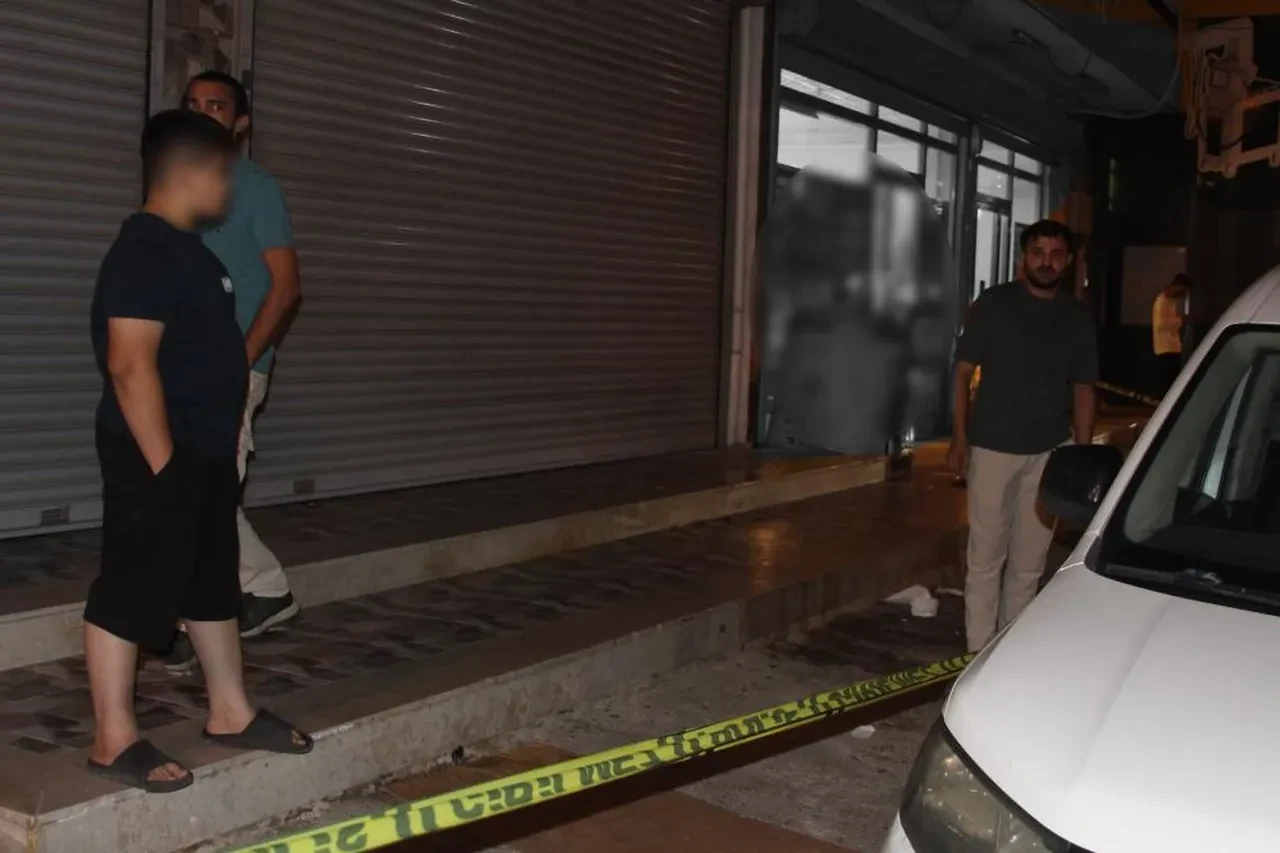 Adana’da korkunç olay: Kasada oturan 16 yaşındaki çocuk başından vuruldu