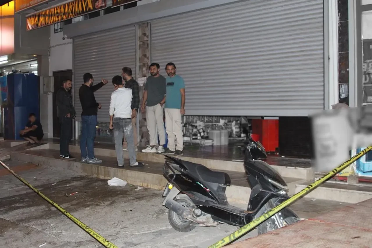 Adana’da korkunç olay: Kasada oturan 16 yaşındaki çocuk başından vuruldu