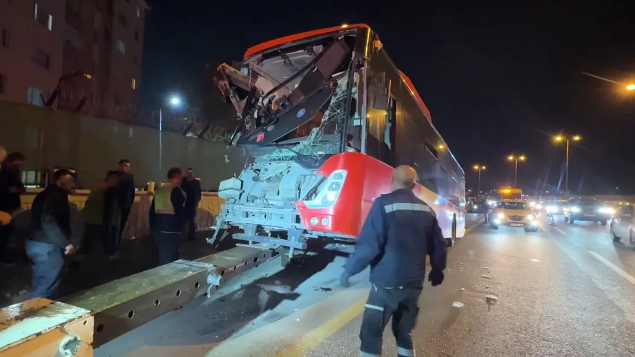 Ankara'da EGO otobüsü üst geçidin ayağına çarptı: 24 yaralı