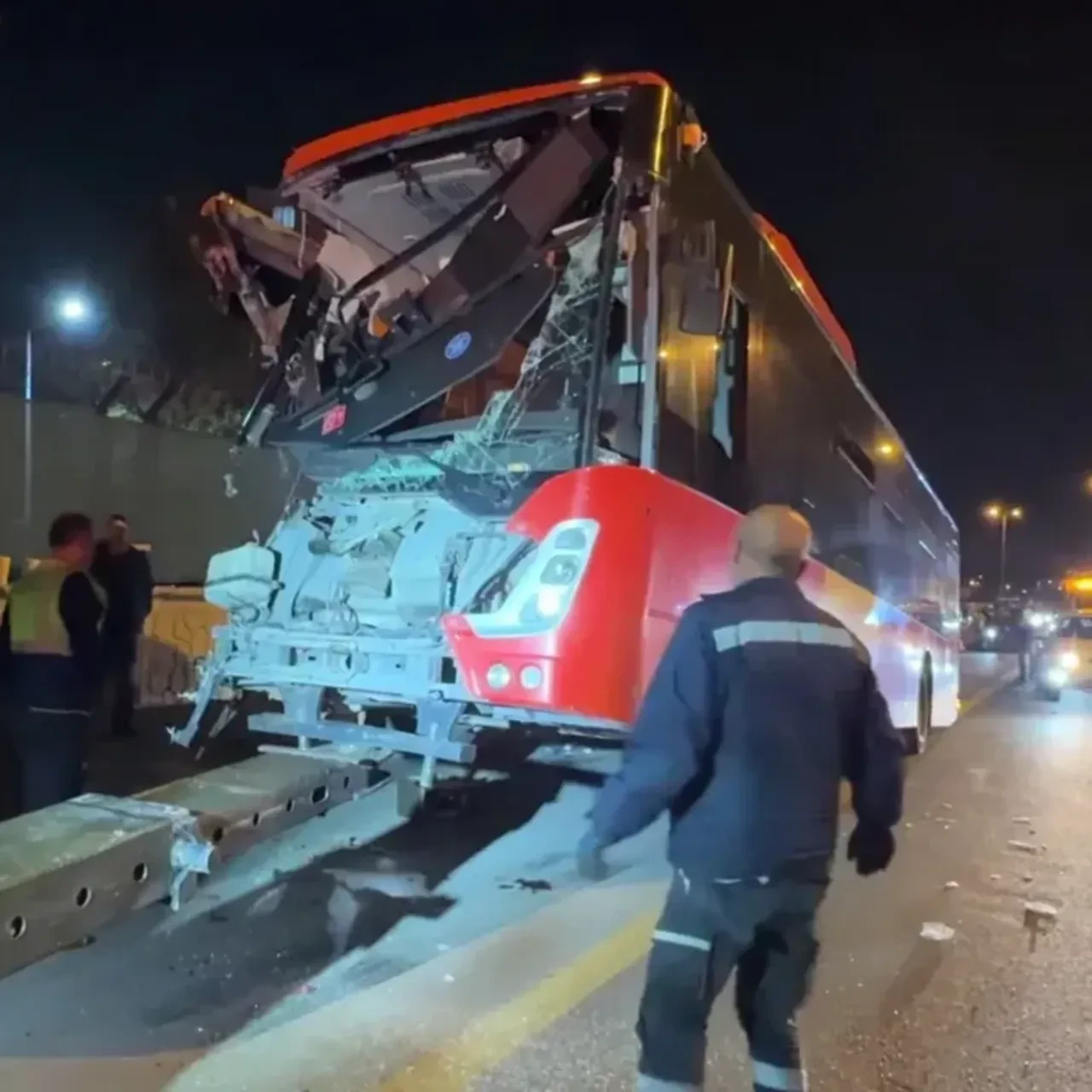 Ankara'da EGO otobüsü üst geçidin ayağına çarptı: 24 yaralı