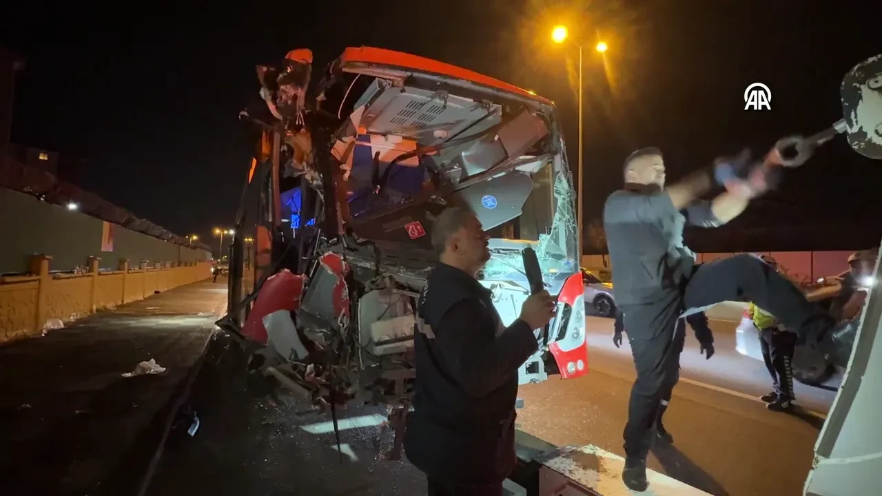 Ankara'da EGO otobüsü üst geçidin ayağına çarptı: 24 yaralı