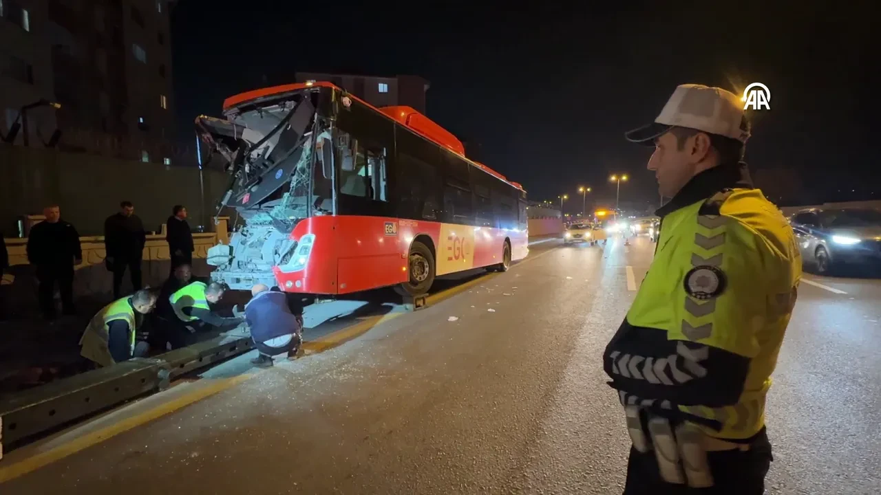 Ankara'da EGO otobüsü üst geçidin ayağına çarptı: 24 yaralı