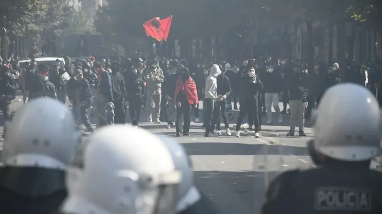 Arnavutluk'taki olaylar neden oluyor? Tiran neden karıştı?