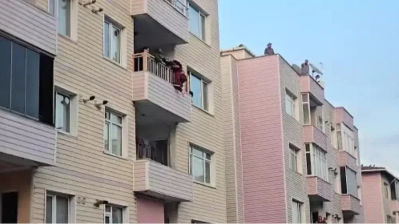 Beylikdüzü’nde yüreklerin ağza geldiği anlar: Balkondan aşağı sarkan kadını ailesi son anda kurtardı