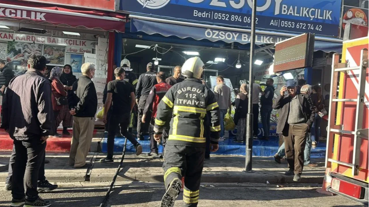 Burdur’da yangın çıkan balıkçıda esnaf tezgah başından balık satmaya devam etti