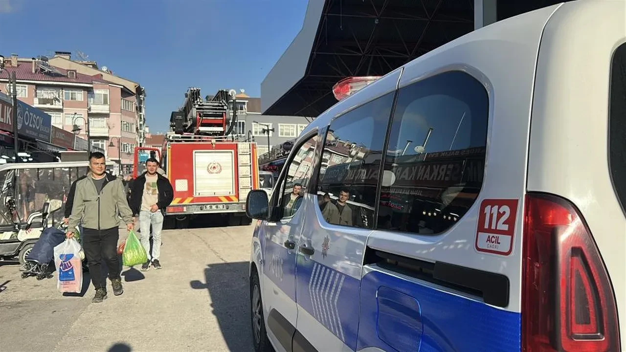 Burdur’da yangın çıkan balıkçıda esnaf tezgah başından balık satmaya devam etti