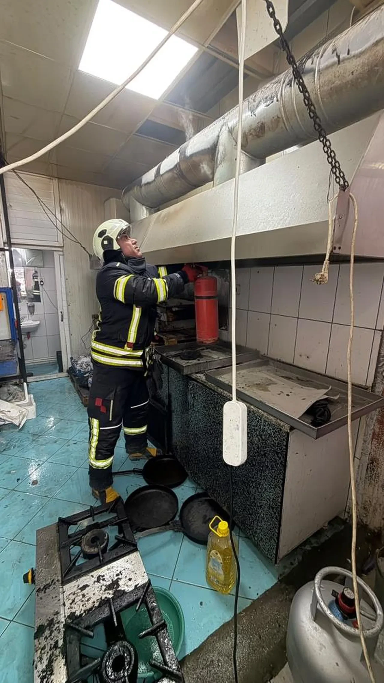 Burdur’da yangın çıkan balıkçıda esnaf tezgah başından balık satmaya devam etti
