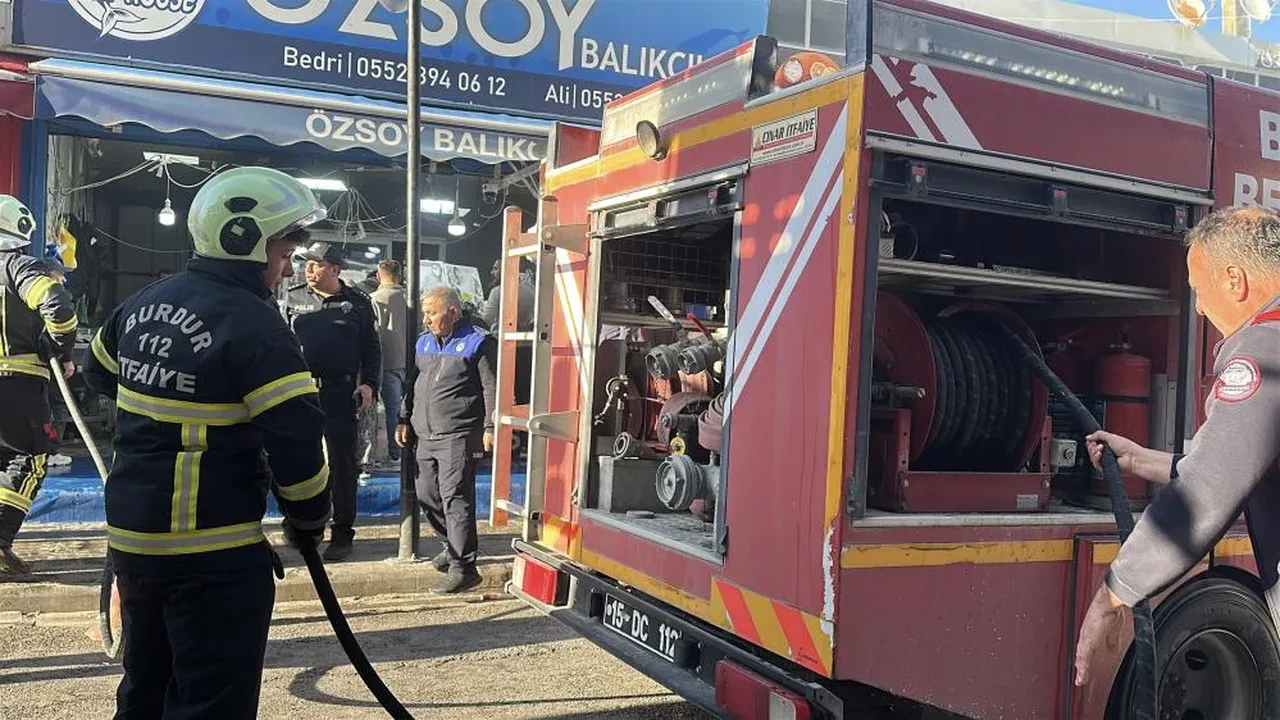 Burdur’da yangın çıkan balıkçıda esnaf tezgah başından balık satmaya devam etti