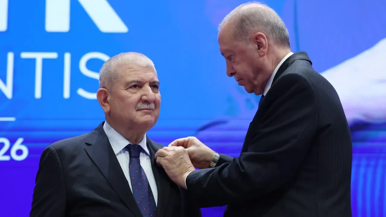 Bursa Milletvekili Cemalettin Kani Torun AK Parti'ye katıldı: Rozetini Cumhurbaşkanı Erdoğan taktı