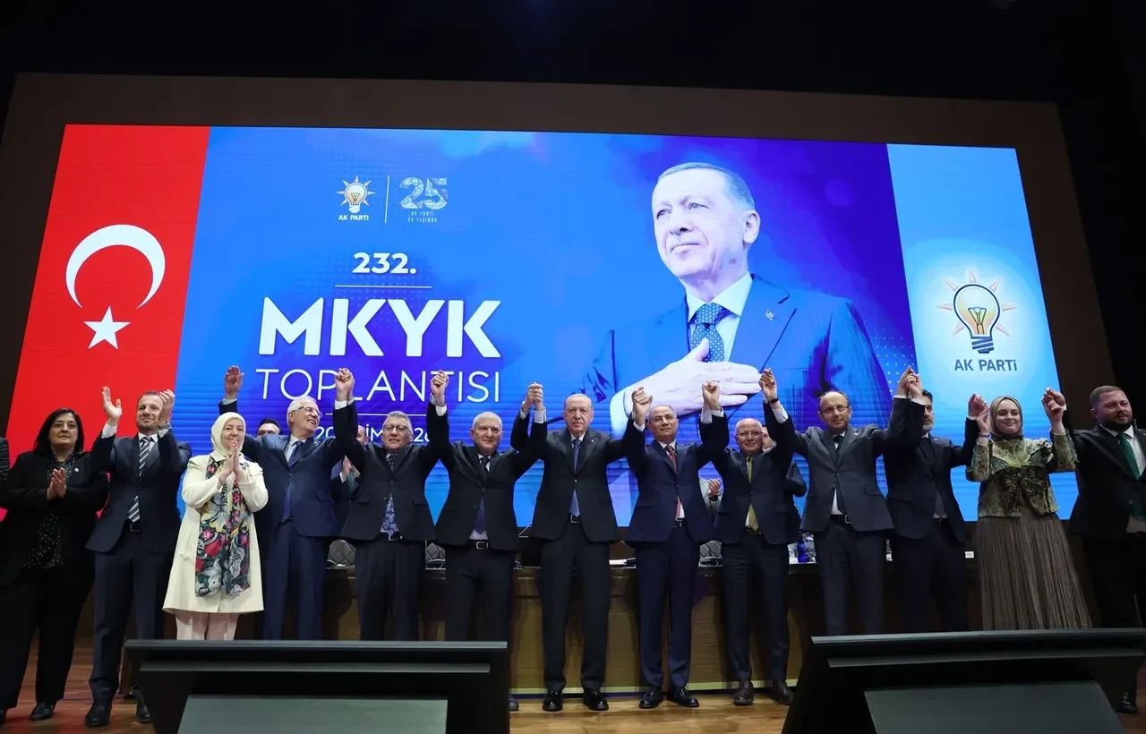Bursa Milletvekili Cemalettin Kani Torun AK Parti'ye katıldı: Rozetini Cumhurbaşkanı Erdoğan taktı