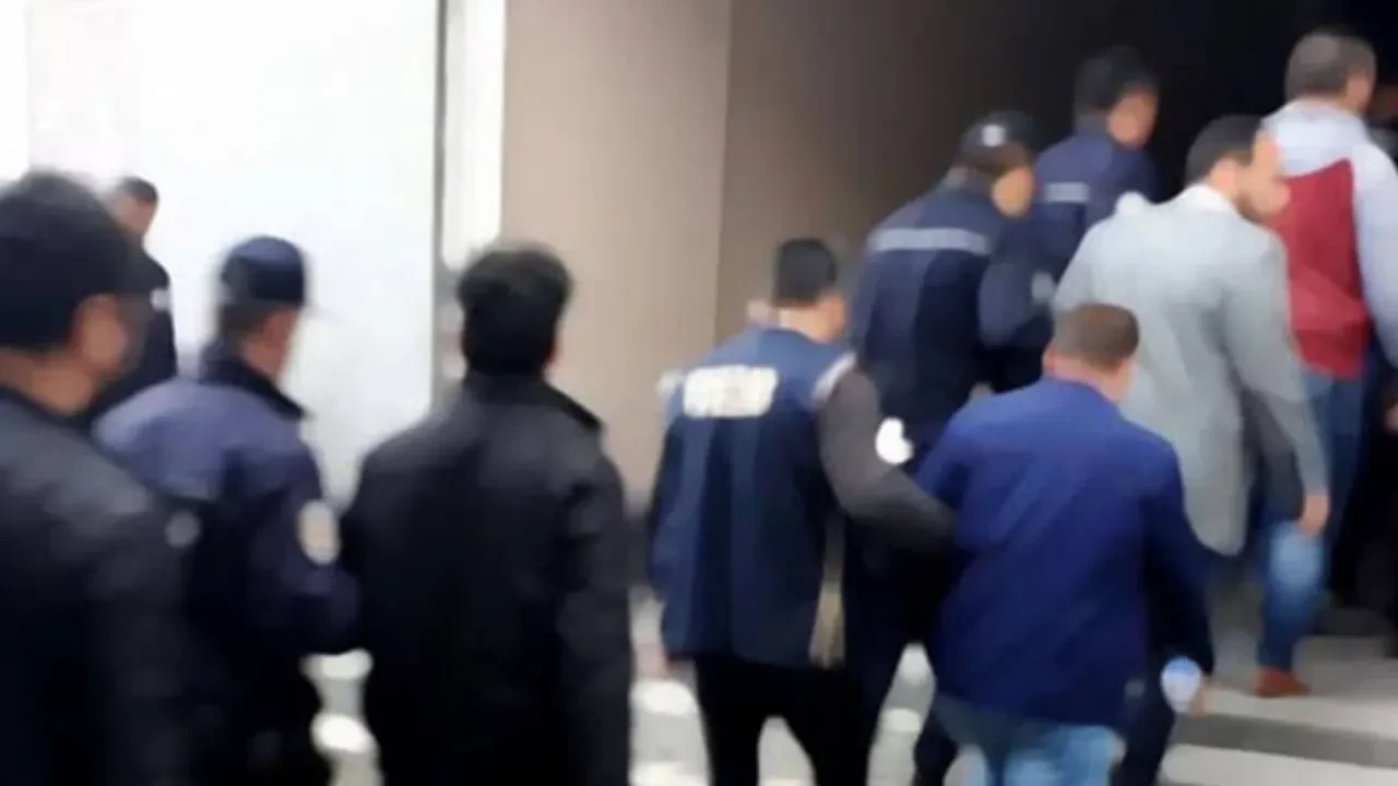 FETÖ'ye eş zamanlı operasyon: 15 şüpheli gözaltında