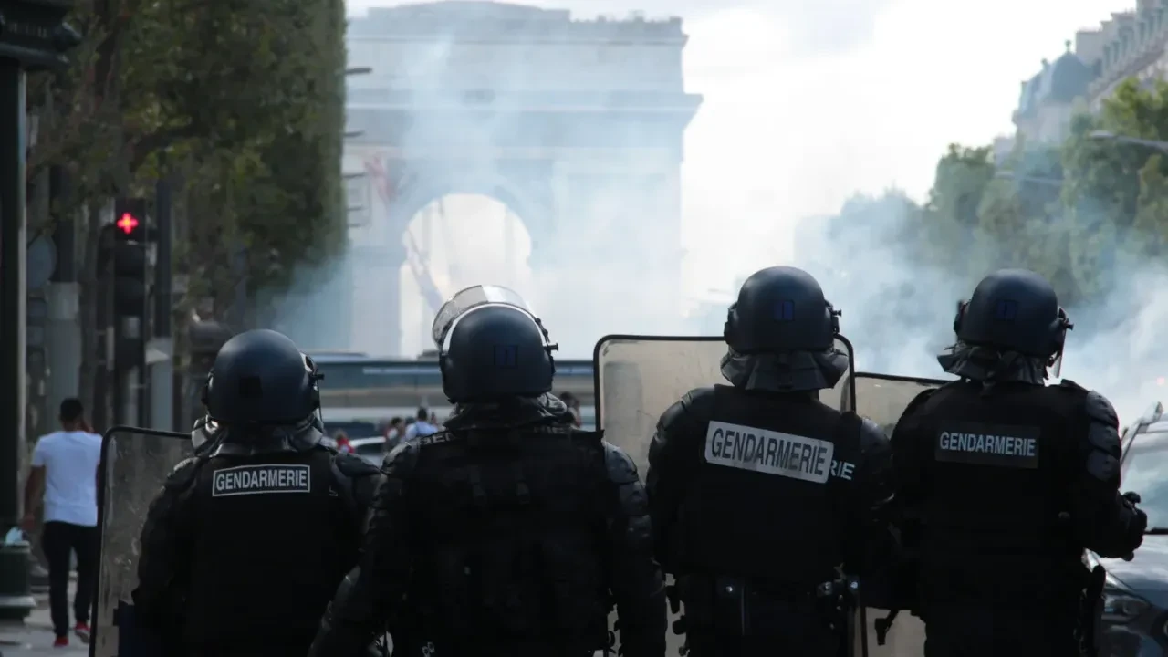 Fransa’da öfke büyüyor! Macron ne yapacak? Doç. Dr. Merve Suna Özcan'dan çarpıcı analiz