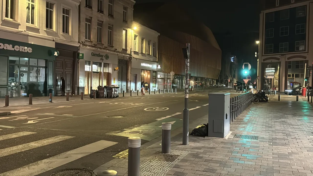 Fransa'da Paris dahil bazı kentlerde sokağa çıkma yasağı uzatıldı