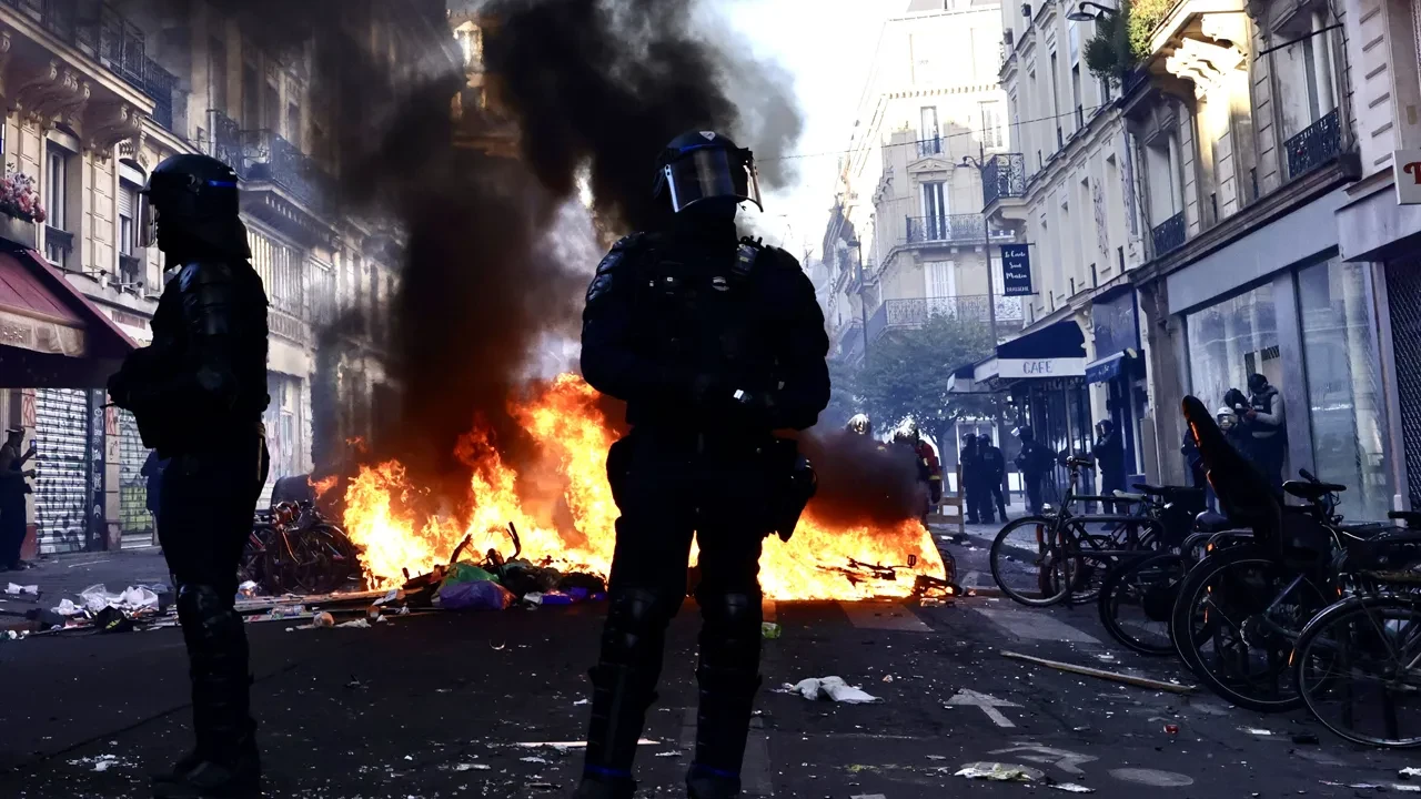 Fransa'da Paris dahil bazı kentlerde sokağa çıkma yasağı uzatıldı