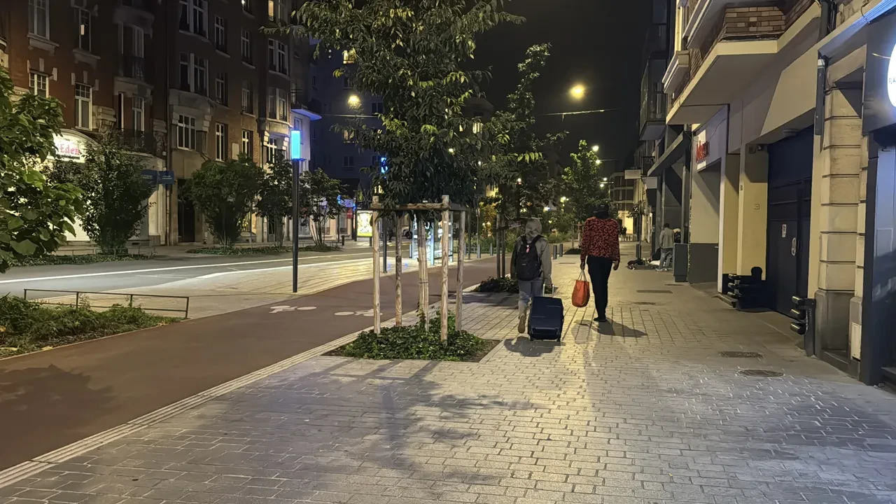 Fransa'da Paris dahil bazı kentlerde sokağa çıkma yasağı uzatıldı