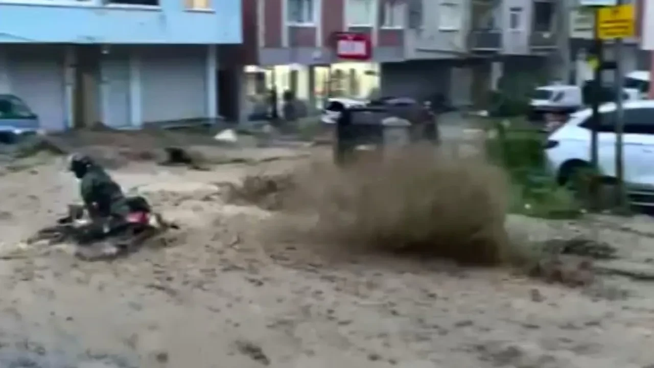 İstanbul'daki selde motokuryenin metrelerce sürüklendiği anlar ortaya çıktı