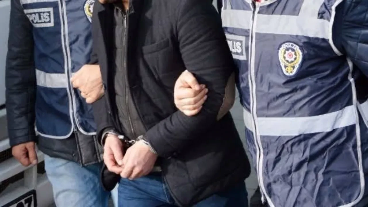 İzmir'de FETÖ'nün mahrem yapılanmasına darbe: 16 gözaltı