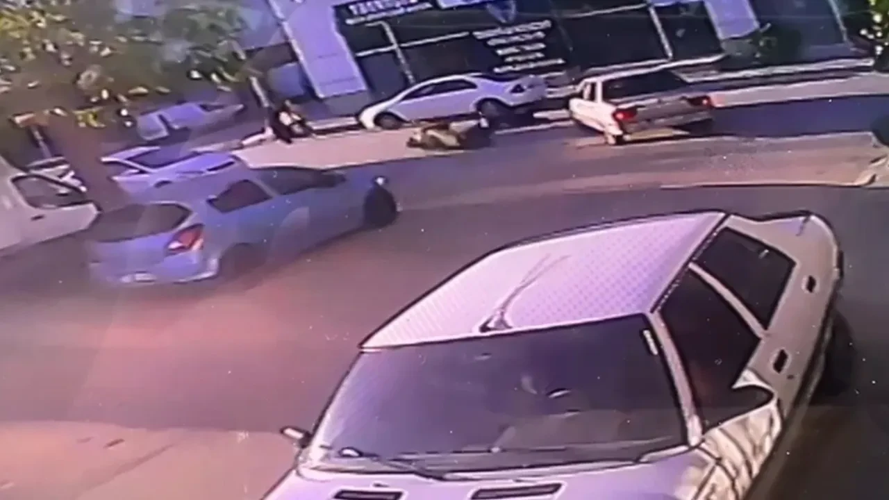 Karaman'da feci kaza! Devrilen motokurye metrelerce sürüklenip otomobile çarptı: O anlar kamerada