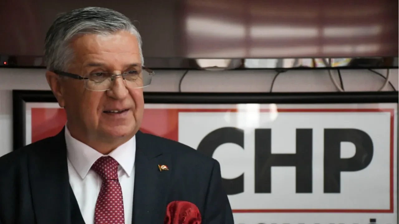 Kemer Belediye Başkanı Necati Topaloğlu ve 8 meclis üyesi CHP’den istifa etti
