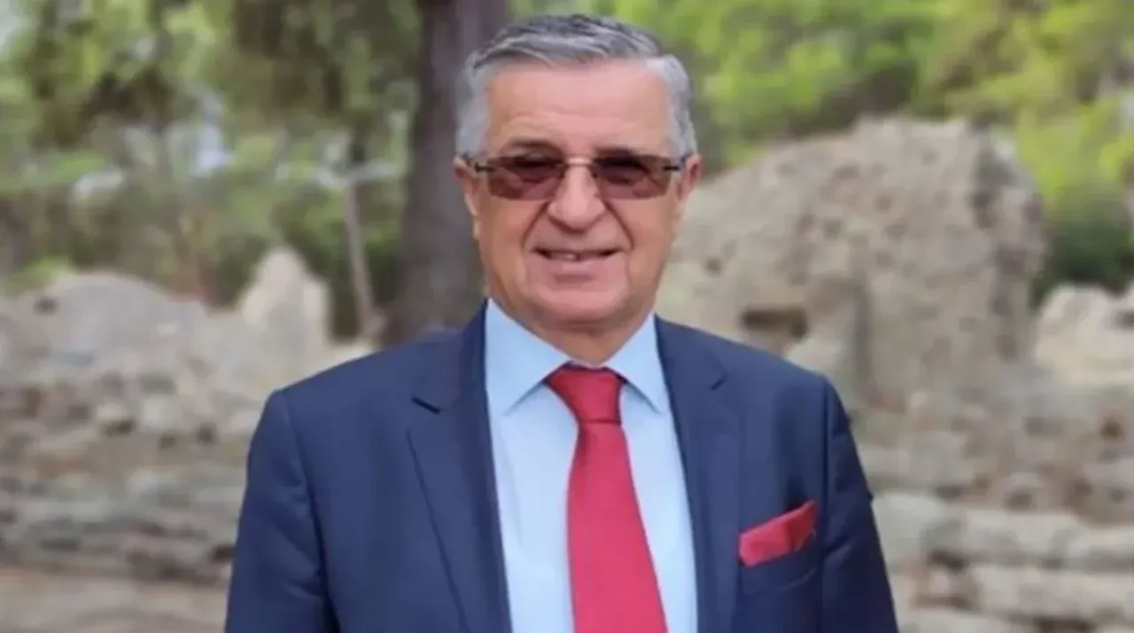 Kemer Belediye Başkanı Necati Topaloğlu ve 8 meclis üyesi CHP’den istifa etti