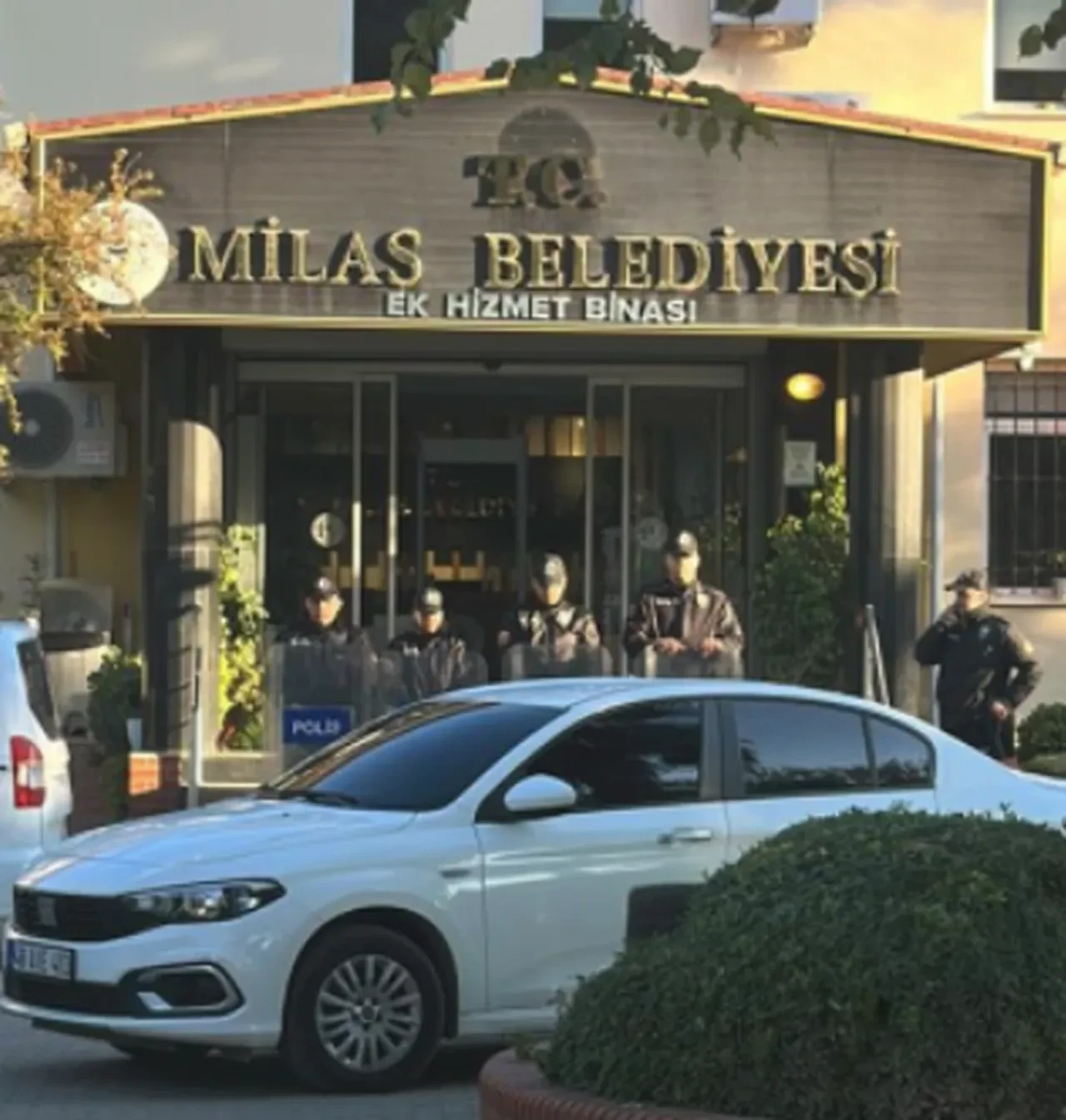 Milas Belediyesine operasyon: 29 şüpheli gözaltına alındı